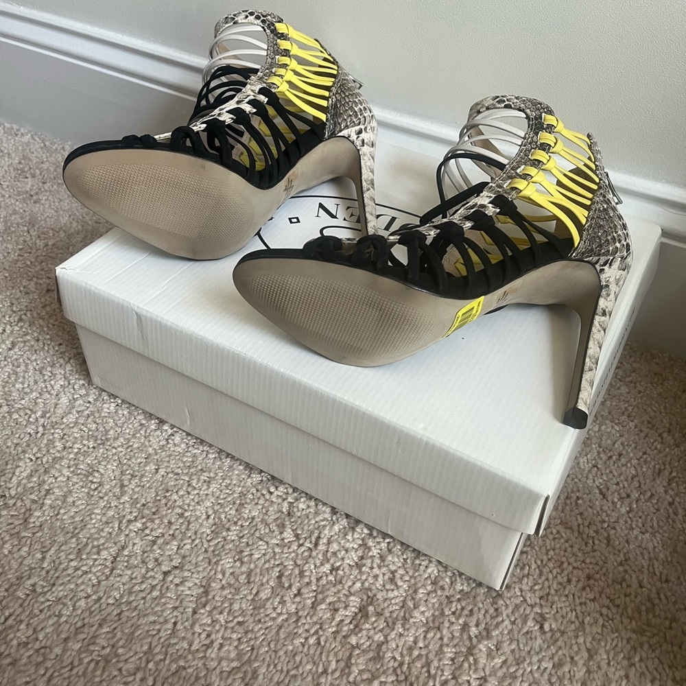 New Steve Madden Sleik Bright Snakeskin heels! Size 6! - Picture 6 of 10